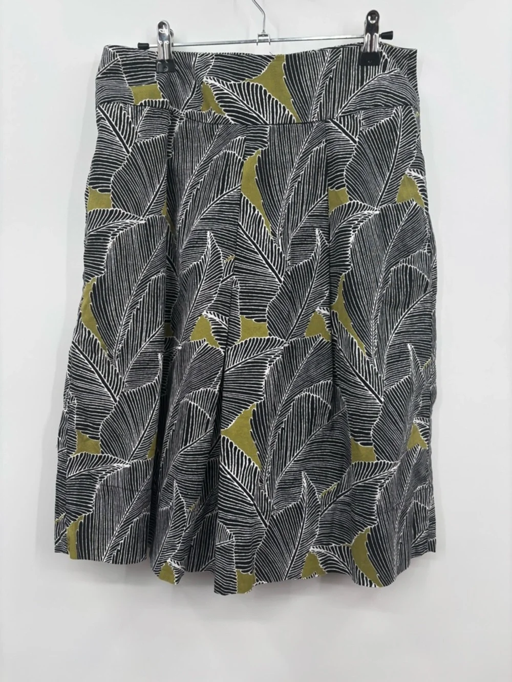 East 5th Women’s Size 8 Black White Leaf Print Midi Skirt